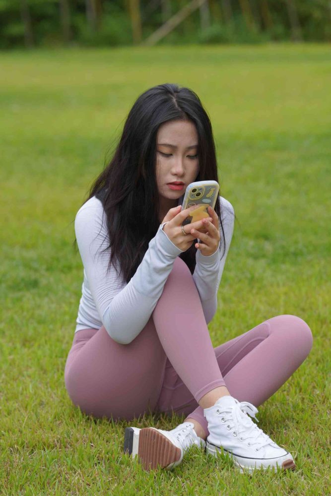 图片[1]-坐在草地玩手机的瑜伽姑娘【733P】04012-好看资源