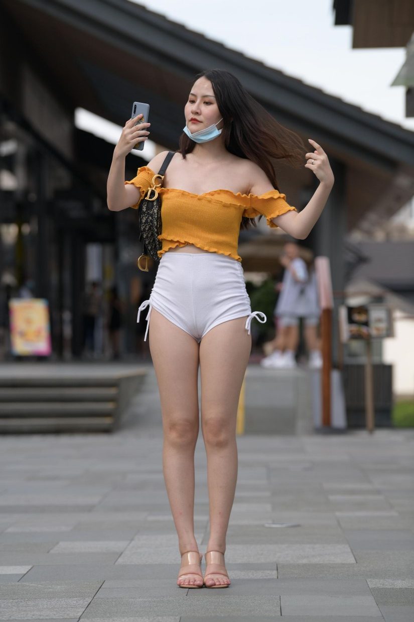 图片[1]-高腰白色短裤的漂亮女孩【767P】00065-好看资源