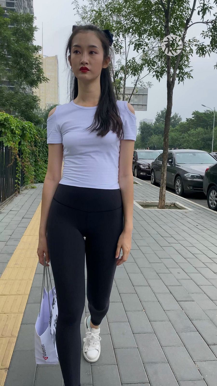 图片[1]-黑色瑜伽裤逛街的女孩J4000 MP4-7.76GB-好看资源