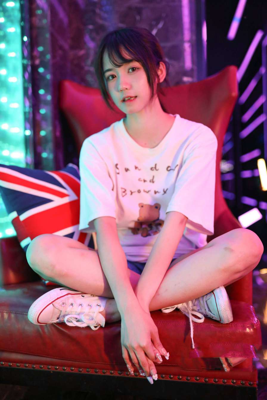 图片[2]-KTV里唱歌的长腿帆布鞋女孩【102P】20015-好看资源