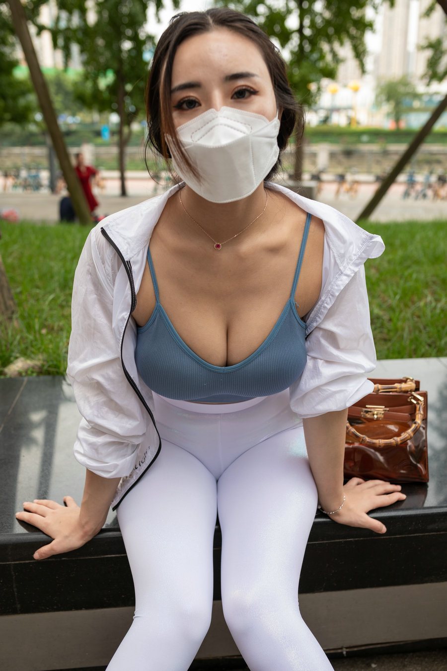 图片[1]-白色瑜伽裤女孩很漂亮 J1518 856P4V-30.0GB-好看资源