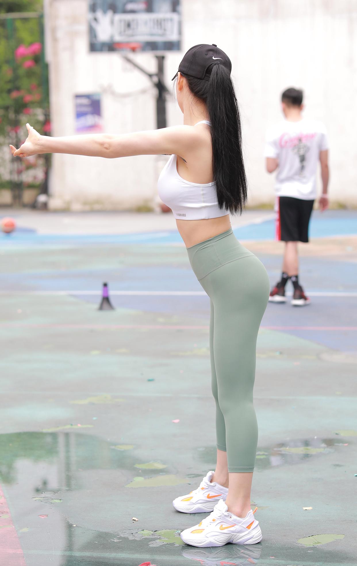 图片[1]-打扮很休闲的瑜伽裤女孩 J1600 415P3V-10.4GB-好看资源