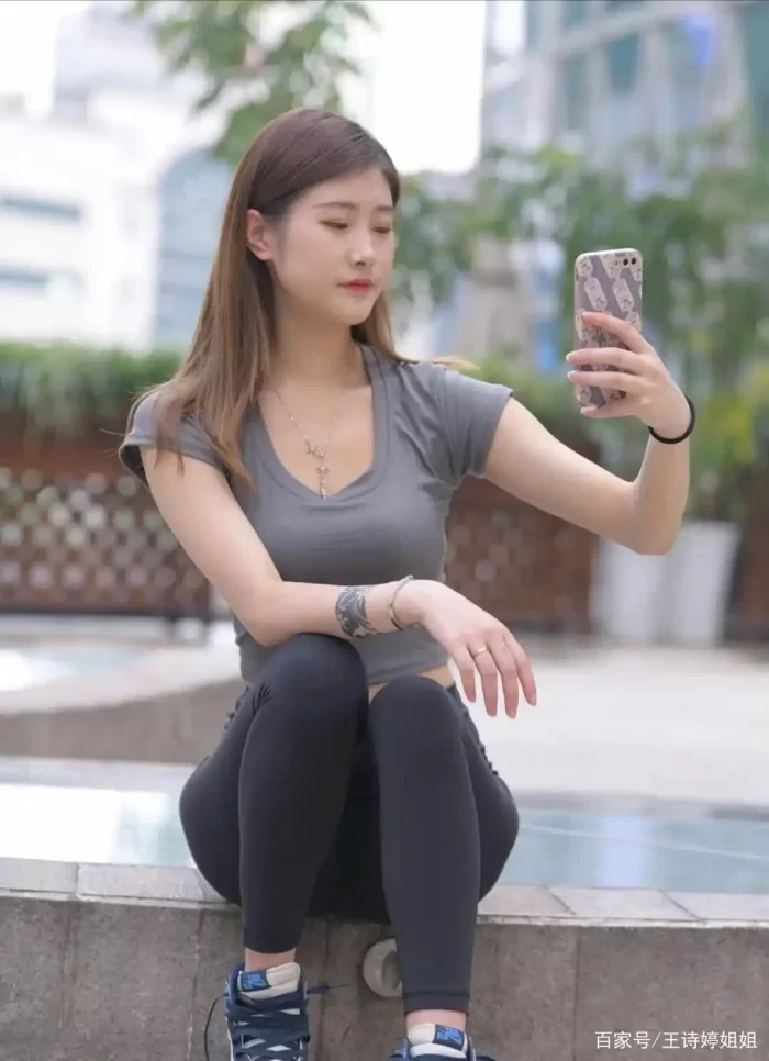 图片[2]-有小虎牙非常甜美的瑜伽裤女孩-好看资源