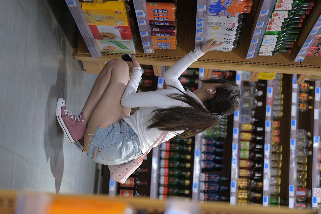 图片[5]-紧身牛仔短裤骑自行车的漂亮女孩【588P】00053-好看资源