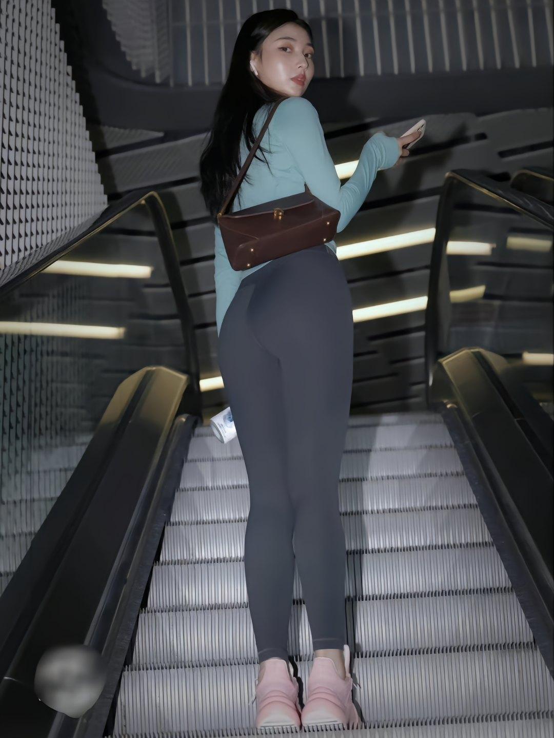 图片[1]-晚上逛商场的瑜伽裤漂亮女孩J2244 225P2V-15.1GB-好看资源