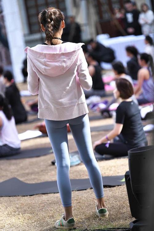 图片[2]-在广场看热闹的瑜伽裤女人-好看资源