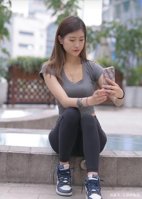 图片[1]-有小虎牙非常甜美的瑜伽裤女孩-好看资源