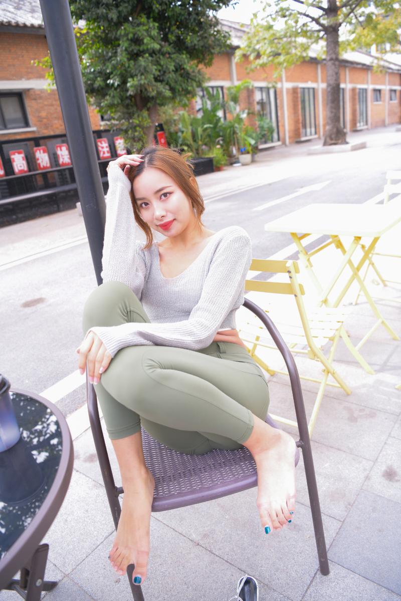 图片[3]-非常可爱的瑜伽裤女孩坐在凳子上 J1520 998P1V-26.5GB-好看资源