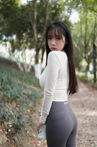 图片[9]-穿瑜伽裤爬山的长发少女-好看资源