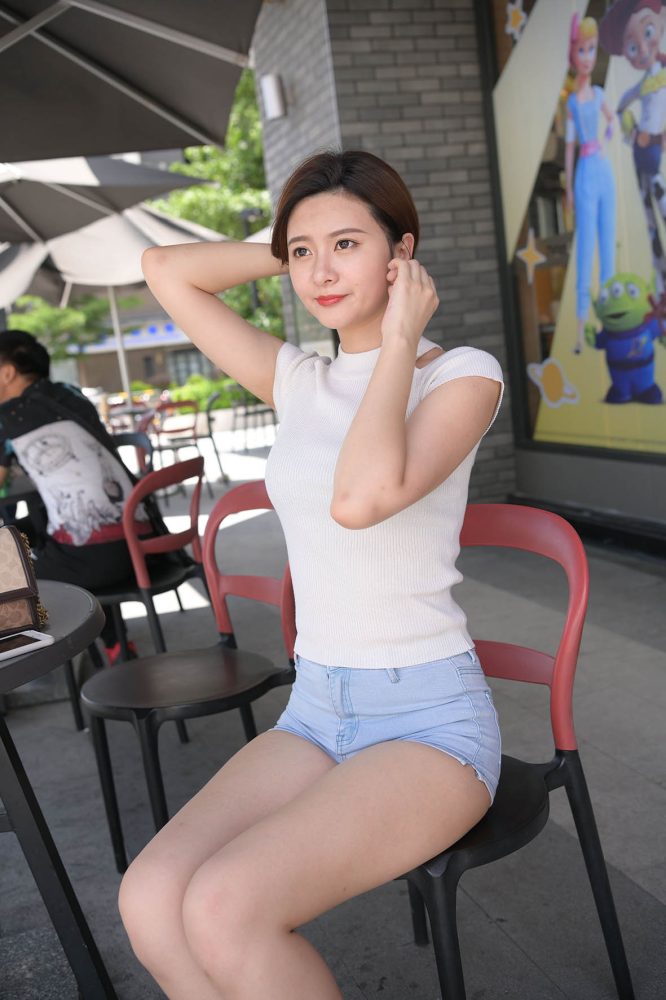 短发牛仔的漂亮女生【2.4G】-好看资源