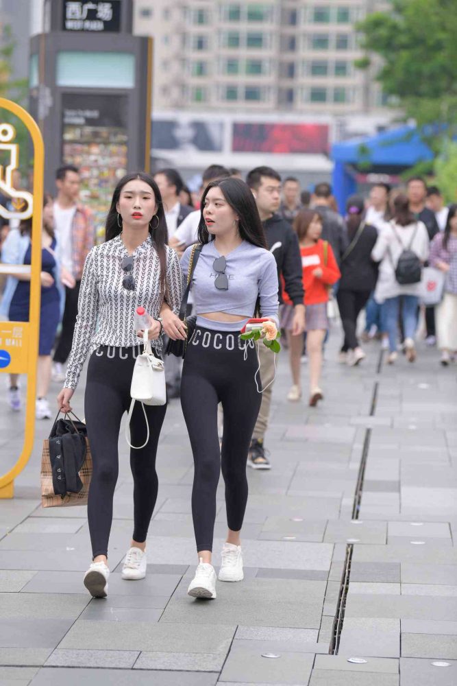 【免费】逛街的两个瑜伽裤姑娘【40P】04030-好看资源