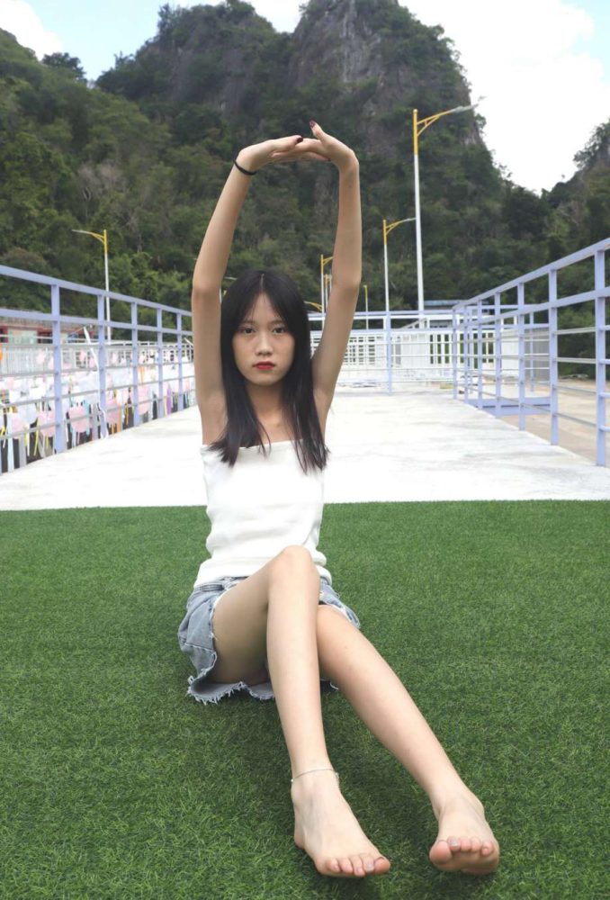 坐在草地上的长发女孩【172P】20012-好看资源