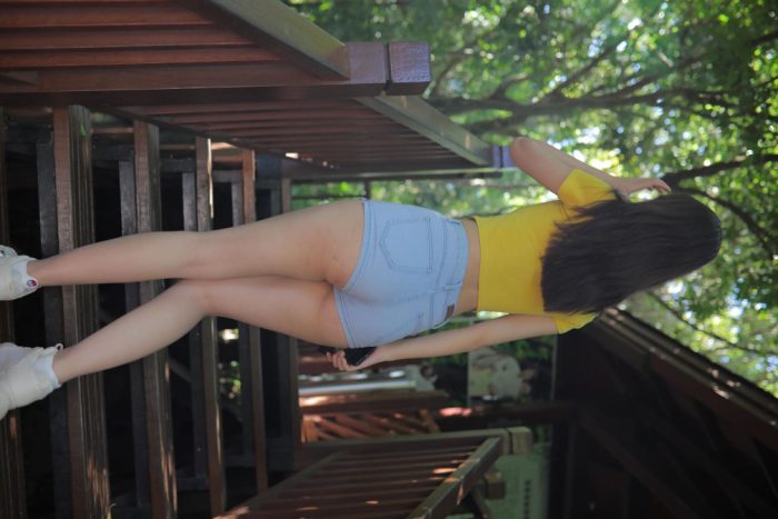 在户外散心的紧身牛仔短裤女孩【536P】00048-好看资源