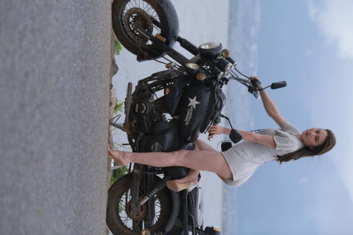 阴雨天在海边骑车的长发女人【156P】00044-好看资源