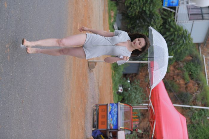 阴雨天在海边骑车的长发女人【156P】00044-好看资源