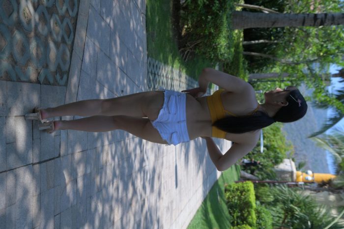 在海南度假的紧身白色短裤女孩【202P】00033-好看资源