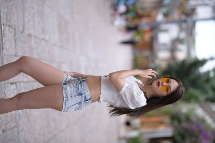 戴太阳镜的牛仔短裤紧身牛仔MM【167P】00021-好看资源