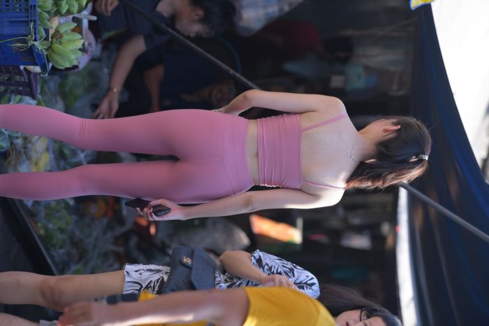 粉色的甜美瑜伽裤女孩在逛街【372P】00057-好看资源