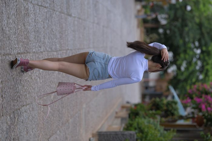 紧身牛仔短裤骑自行车的漂亮女孩【588P】00053-好看资源