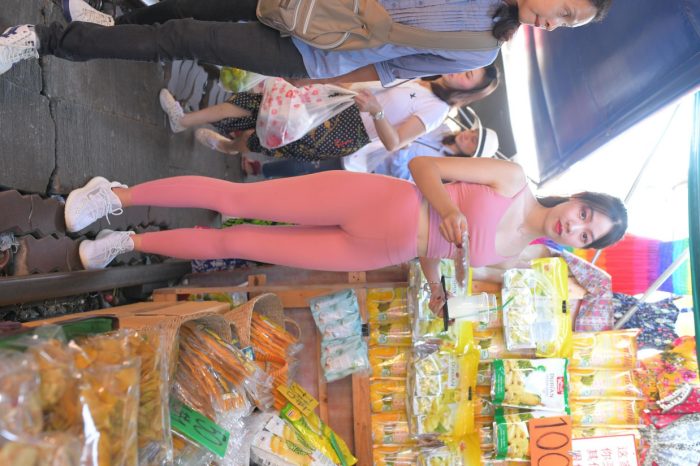 粉色的甜美瑜伽裤女孩在逛街【372P】00057-好看资源