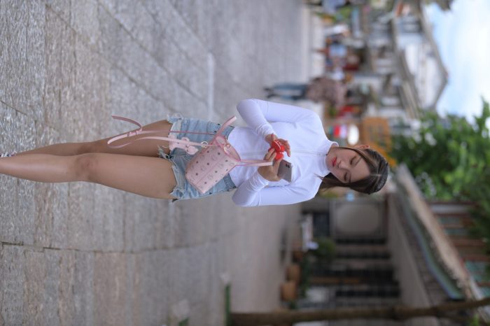 紧身牛仔短裤骑自行车的漂亮女孩【588P】00053-好看资源