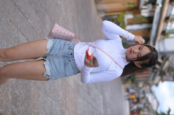 紧身牛仔短裤骑自行车的漂亮女孩【588P】00053-好看资源