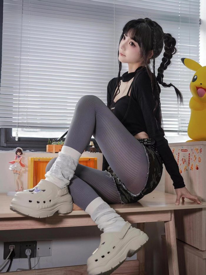 牛仔热裤+灰丝姑娘玩自拍-好看资源