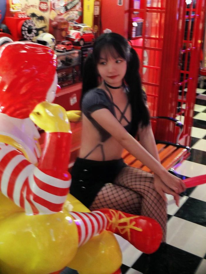 网格丝袜的清纯双马尾小姑娘-好看资源