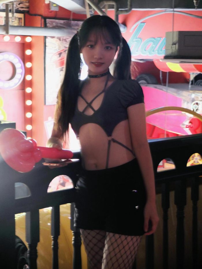 网格丝袜的清纯双马尾小姑娘-好看资源