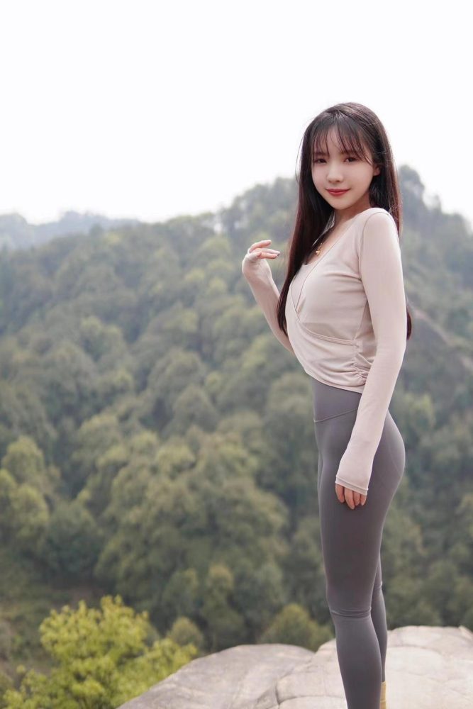 穿瑜伽裤爬山的长发少女-好看资源
